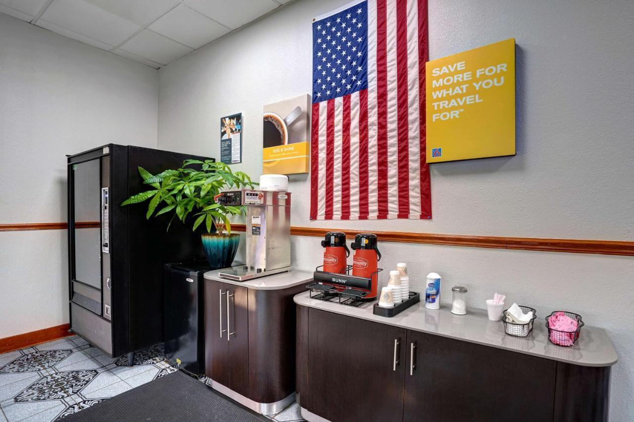 Motel 6 Burlington Eksteriør billede